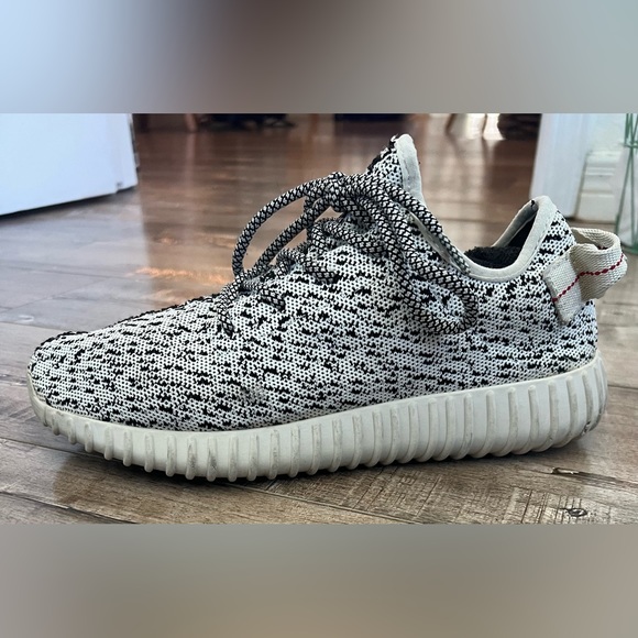 Yeezy 350 Turtlelove.      Size 7.      Worn very good condition.  No box. - Picture 5 of 11
